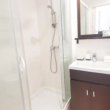 Skol 329 - Spacious Beachfront With Sea Views Apartmán *